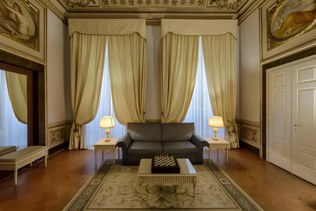 Palazzo guicciardini - salotto con divano, tappeto e 2 abatjour
