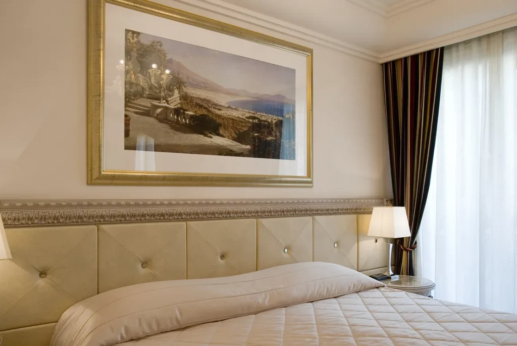 letto con abat jour di una camera del palace hotel milano